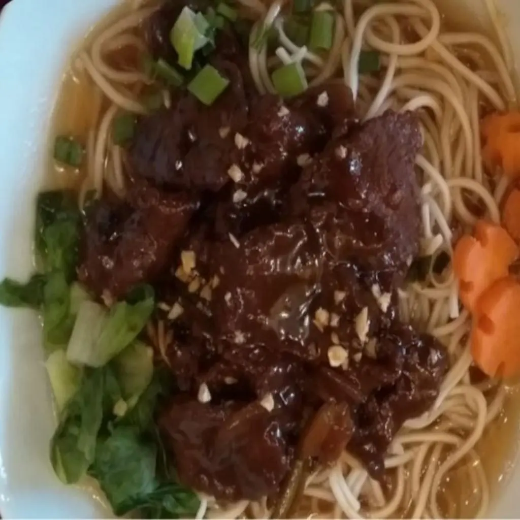 شوربه اللحم مع النودلز